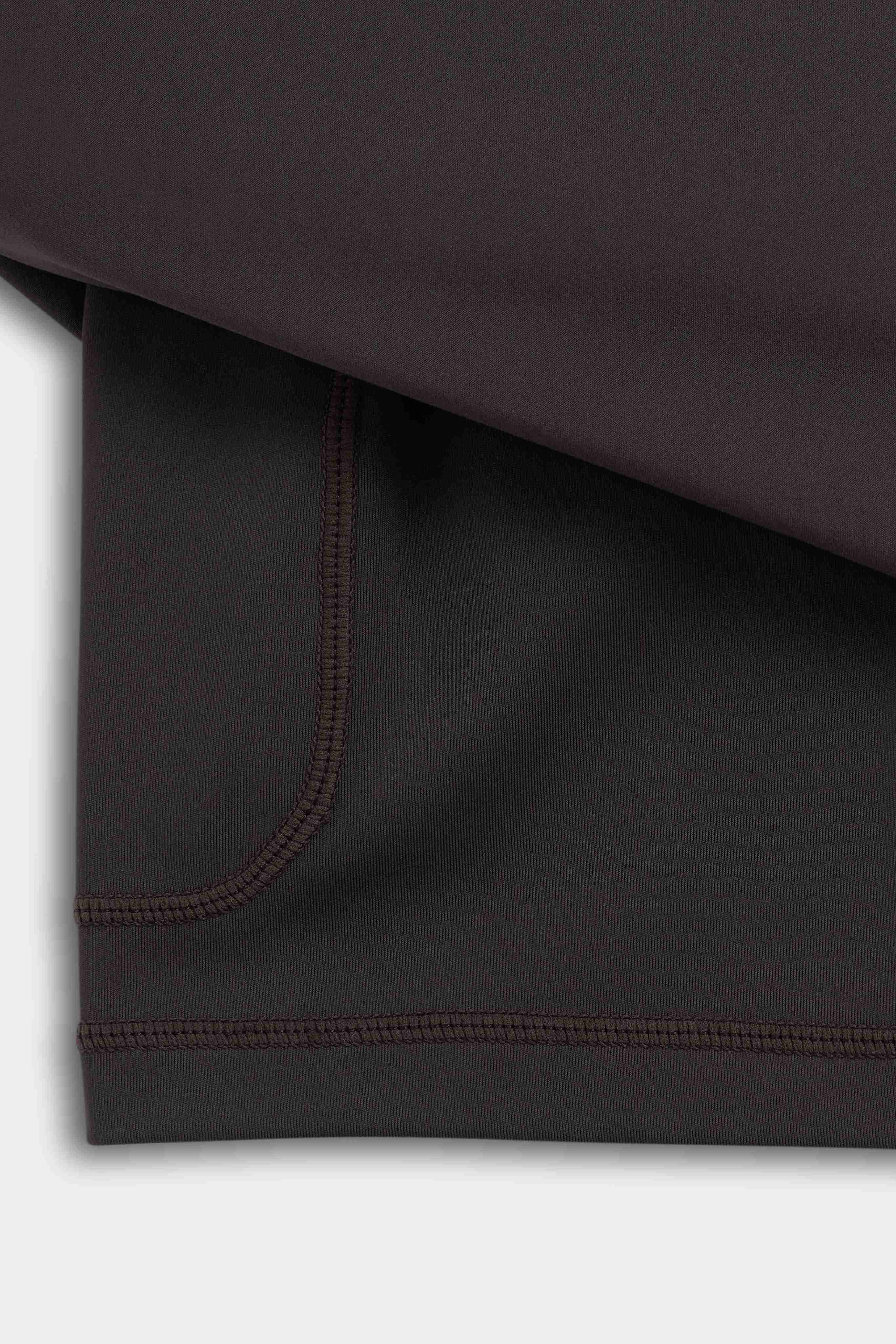 Close-up of the inner liner pocket on the espresso CASPARA Vantage 2-in-1 shorts.